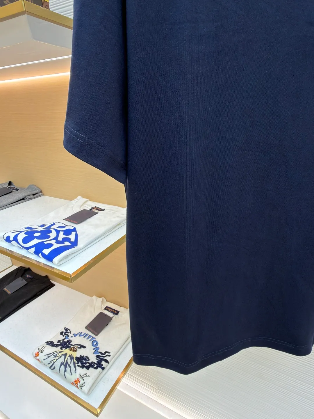 LOUISVUITTON embossed small label T-shirt ●Authentic product: 4989. Purchased and developed ●Item number: 1682264-A00 ●Fabric: pure cotton fabric ●Technology: embossed production ●Version: fitted version ●Weight: about 305 grams ●Size: XS-S-M-L ●Description: Fabric is 40S/2 Double-strand smooth cotton plain weave, dust-free wool processing; matching 40s single-strand combed cotton, 280g cylindrical machine rib. The front panel is stamped and filled. After low-temperature stamping with a steel stamp, the inside is filled with foam cotton. The bottom surface is directly sealed with low-temperature hot melt glue at 80 degrees Celsius. The integrated machine operation makes the relief pattern three-dimensional and full and stylish. High-quality products require natural and beautiful products. The overall wiring is straight and delicate, the fabric is comfortable and soft, and the color is consistent without color difference. It can be matched with the same style to create a fashionable look and control various occasions. Customized accessories, complete with three standards, same style for men and women!